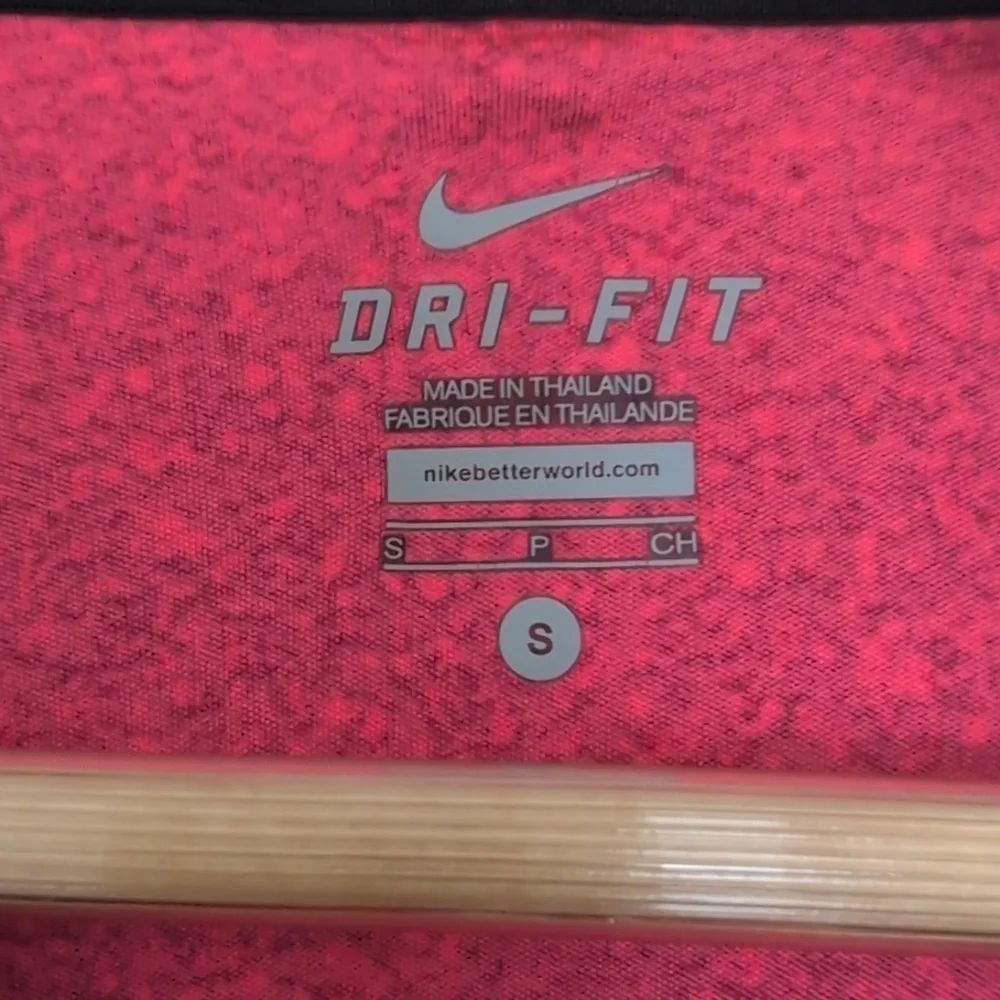 NIKE RED ATHLETIC TOP SIZE SMALL - Picture 4 of 6